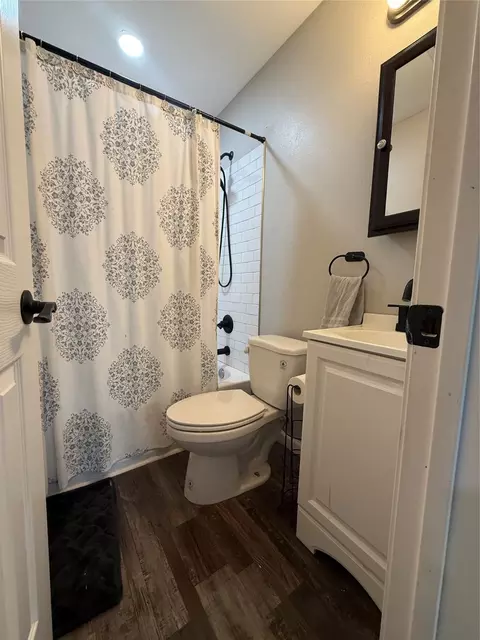 Bath - 124 Cedar St, Waco, TX 76705 photo 1 of 1