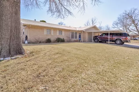 513 Patterson St, Bowie, TX 76230