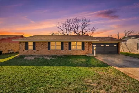 1008 Dossett Dr, Bellmead, TX 76705