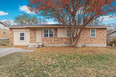 7916 Chaparral Dr, White Settlement, TX 76108