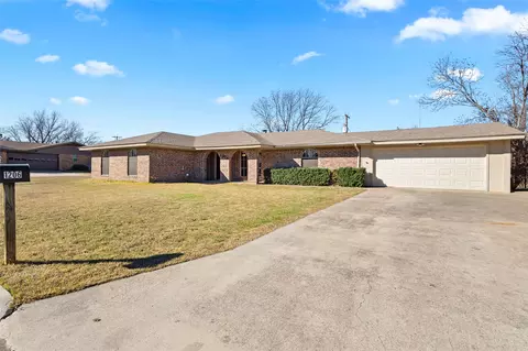 1206 Anetta St, Bowie, TX 76230