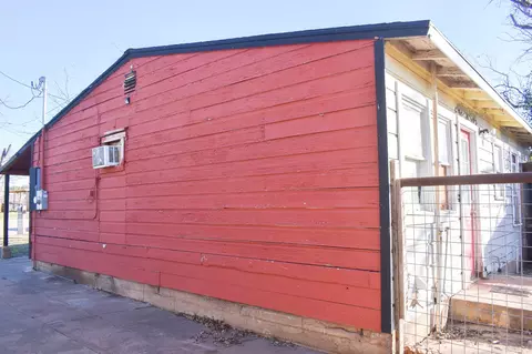 Exterior - 905 Bee St, Brady, TX 76825 photo 3 of 4