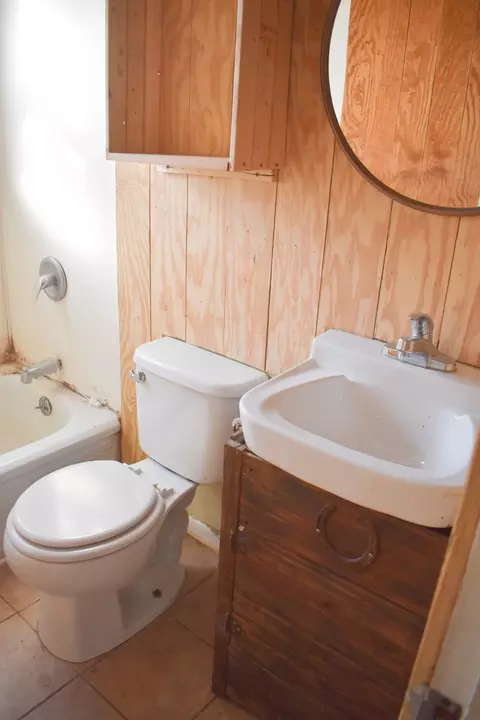 Bath - 905 Bee St, Brady, TX 76825 photo 2 of 2