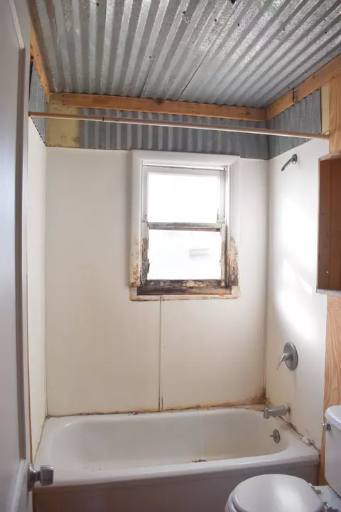 Bath - 905 Bee St, Brady, TX 76825 photo 1 of 2