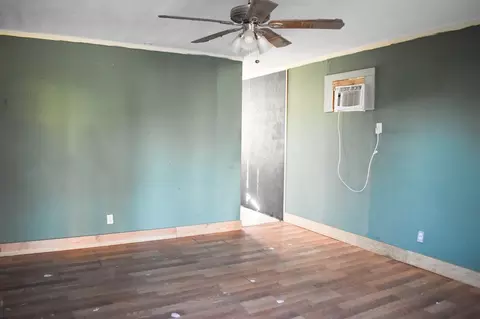 Living - 905 Bee St, Brady, TX 76825 photo 1 of 2