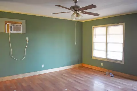 Living - 905 Bee St, Brady, TX 76825 photo 2 of 2