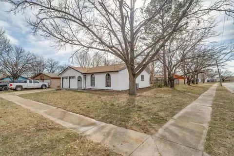 941 Willow Cir S, Burleson, TX 76028