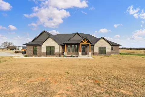 170 Rolling Hills Blvd, Alvord, TX 76225