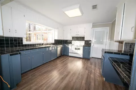 Kitchen - 402 E Todd St, Minden, LA 71055 photo 2 of 2