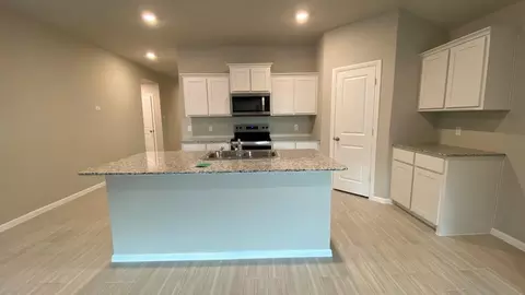 521 Marsh St, Cleburne, TX 76033 photo 4