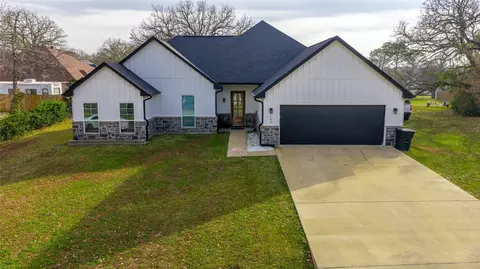 105 San Felipe Dr, Mabank, TX 75156