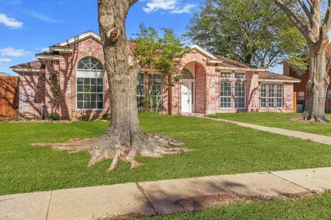 2912 Olympia Dr, Grand Prairie, TX 75052