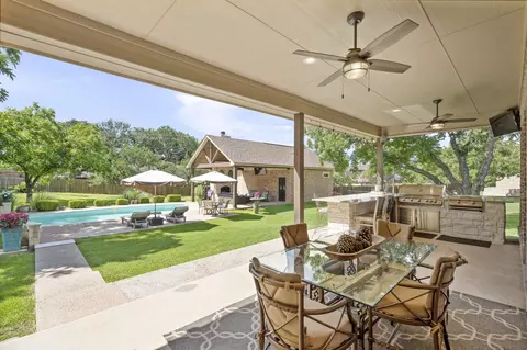 6506 Colonial Dr, Granbury, TX 76049