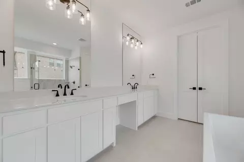 Bath - 3517 Laurel Ct, Corinth, TX 76208 photo 2 of 4