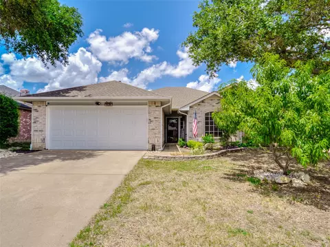 936 Silver Streak Dr, Saginaw, TX 76131