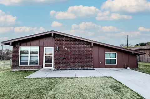 702 E Decatur St, Bowie, TX 76230