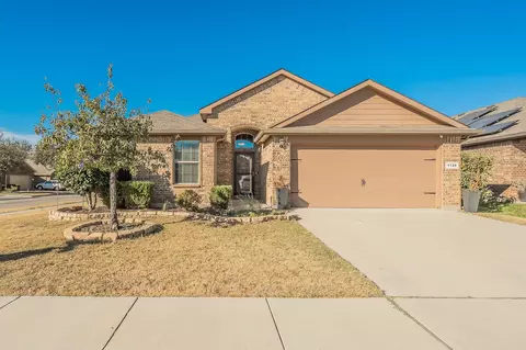 1124 Forest Glen Dr, Azle, TX 76020