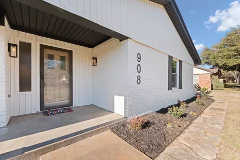 908 Stonelake Dr, Cleburne, TX 76033