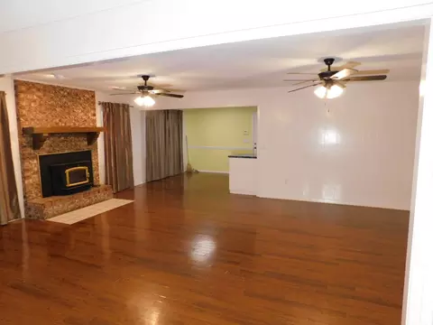 Living - 604 NW 7th St, Springhill, LA 71075 photo 5 of 5