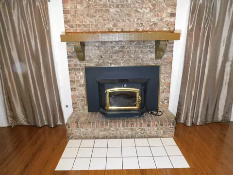 Living - 604 NW 7th St, Springhill, LA 71075 photo 3 of 5