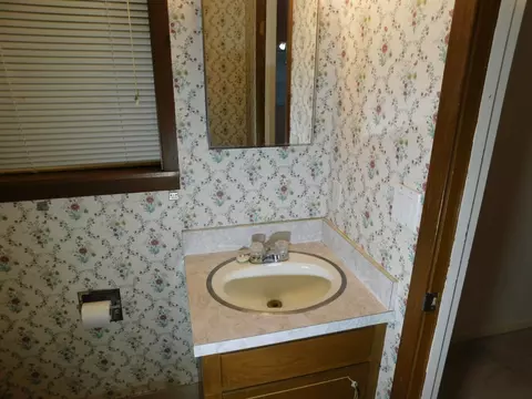 Bath - 604 NW 7th St, Springhill, LA 71075 photo 4 of 6