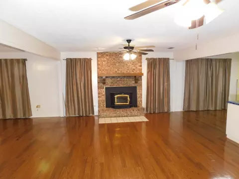 Living - 604 NW 7th St, Springhill, LA 71075 photo 2 of 5