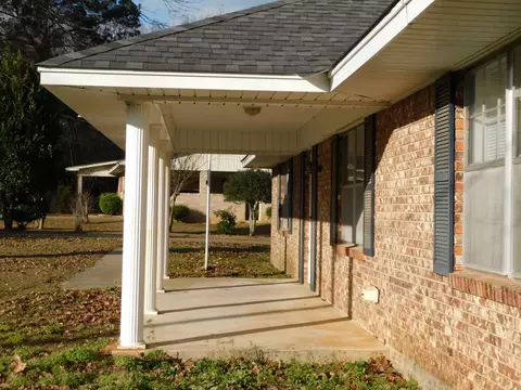 Exterior - 604 NW 7th St, Springhill, LA 71075 photo 3 of 10