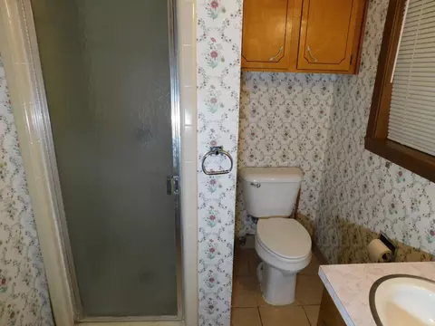 Bath - 604 NW 7th St, Springhill, LA 71075 photo 3 of 6
