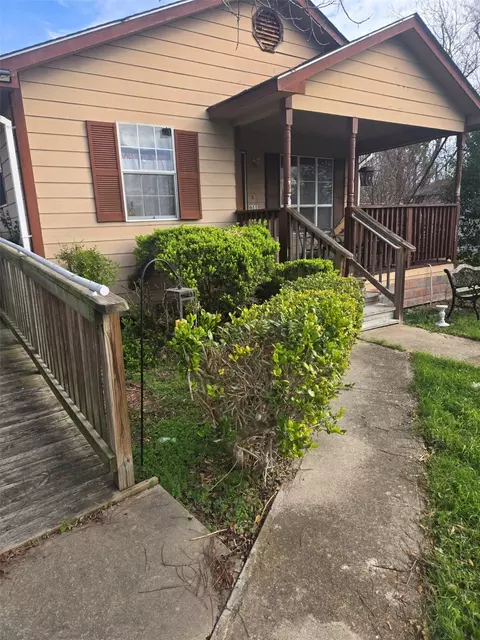 611 Maple St, Taylor, TX 76574