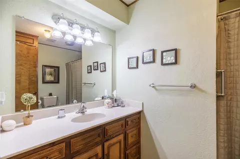 Bath - 476 Scott St, Tye, TX 79563 photo 1 of 3