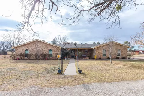 476 Scott St, Tye, TX 79563