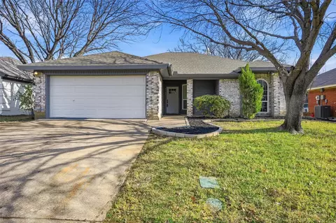 7800 Prairie Dr, Watauga, TX 76148