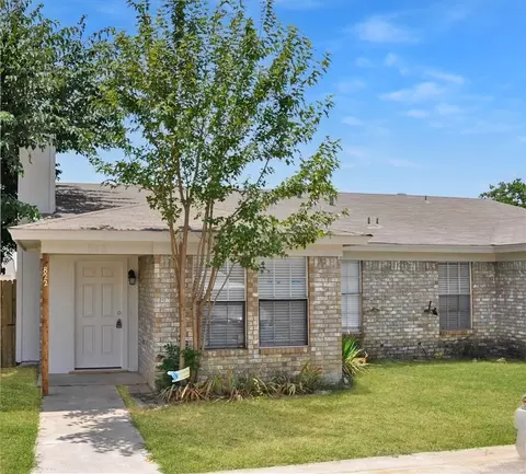 822 Woodland Ct #820 & 822, Kennedale, TX 76060