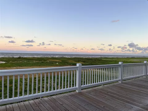 512 Caplen Shores Cir, Port Bolivar, TX 77650