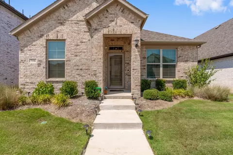 Exterior - 716 Lamp Post Ln, Argyle, TX 76226 photo 5 of 7