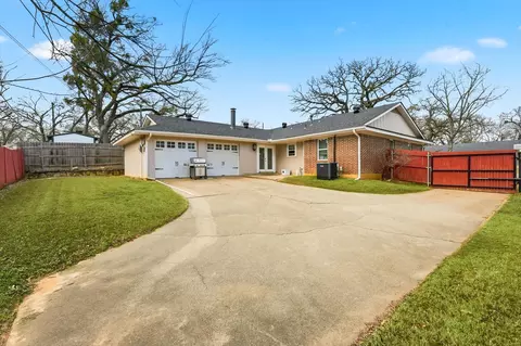 Exterior - 404 E Huitt Ln, Euless, TX 76040 photo 4 of 7