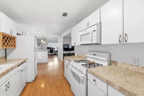 Kitchen - 404 E Huitt Ln, Euless, TX 76040 photo 5 of 6
