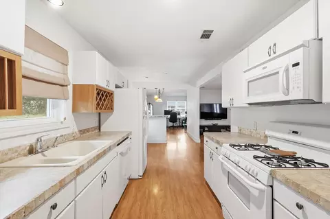 Kitchen - 404 E Huitt Ln, Euless, TX 76040 photo 4 of 6