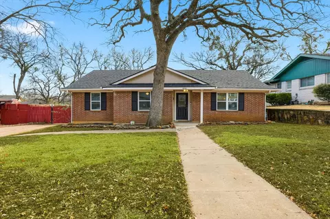 404 E Huitt Ln, Euless, TX 76040