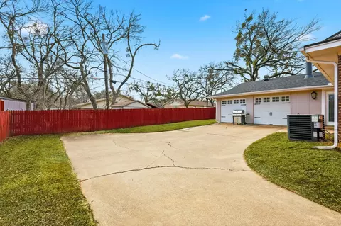 Exterior - 404 E Huitt Ln, Euless, TX 76040 photo 5 of 7