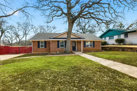 Exterior - 404 E Huitt Ln, Euless, TX 76040 photo 2 of 7