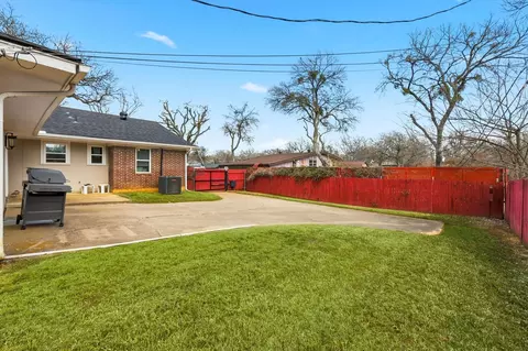 Exterior - 404 E Huitt Ln, Euless, TX 76040 photo 6 of 7