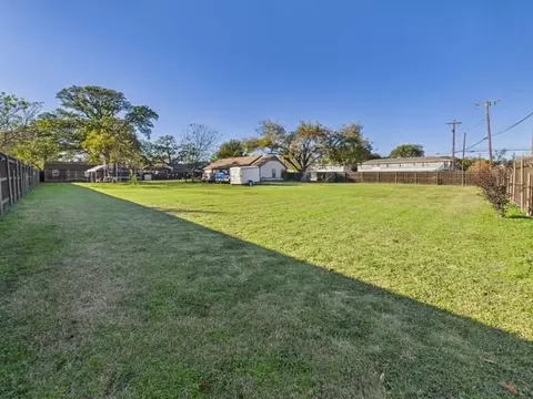 Exterior - 516 E 6th St, Irving, TX 75060 photo 9 of 10