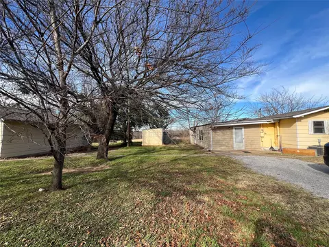 1110 W Gilbert, Henrietta, TX 76365