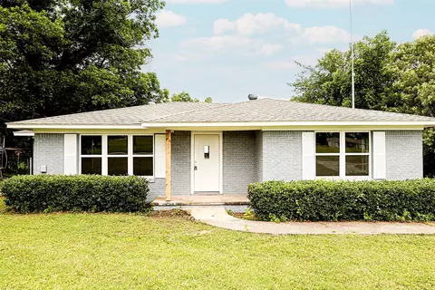 190 Trail Dr, Bowie, TX 76230