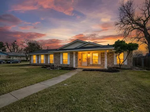3838 Crestpark Dr, Farmers Branch, TX 75244