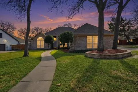 1312 Crows Nest Ct, Azle, TX 76020