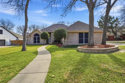 1312 Crows Nest Ct, Azle, TX 76020