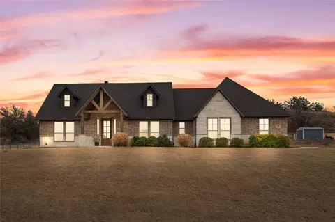 916 Silverleaf Dr, Weatherford, TX 76085
