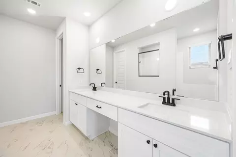 Bath - 718 Tinsley Meadows Dr, Van Alstyne, TX 75495 photo 2 of 3